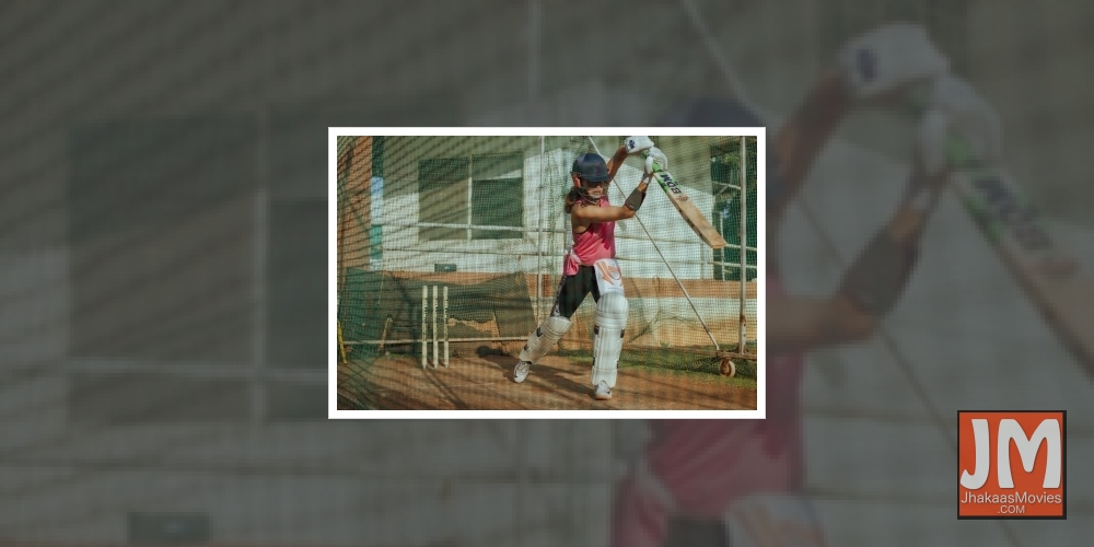 Taapsee Pannu starts week with cricket practice.