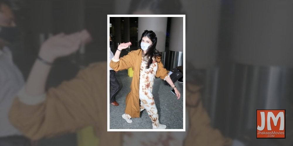 Mumbai: Actress Sanjana Sanghi seen at the Chhatrapati Shivaji Maharaj International Airport in Mumbai on Jan 5, 2021.