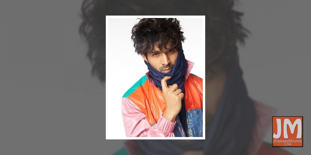 Kartik  Aaryan reminds 'mask hai zaroori'.