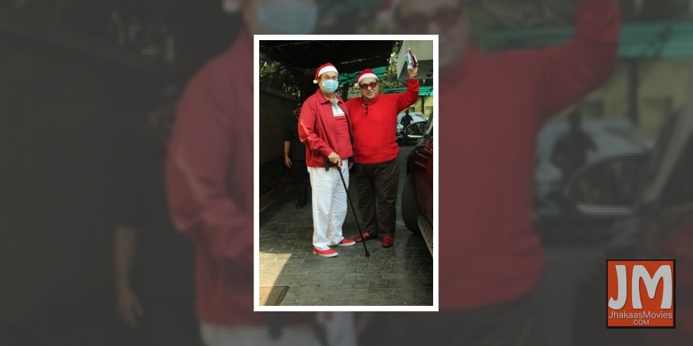 Mumbai: Veterna actor Randhir Kapoor and his brother Rajiv Kapoor arrive at Shashi Kapoor's residence for Christmas bash, in Mumbai on Dec 25, 2020.