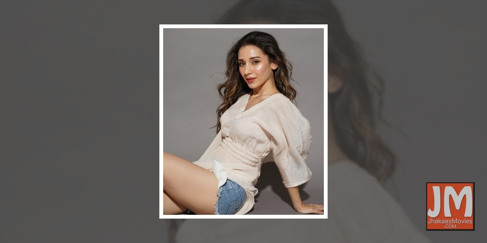 Heli Daruwala nails it with latest photo-op.