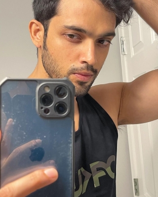 Parth Samthaan shows how to click a natural selfie