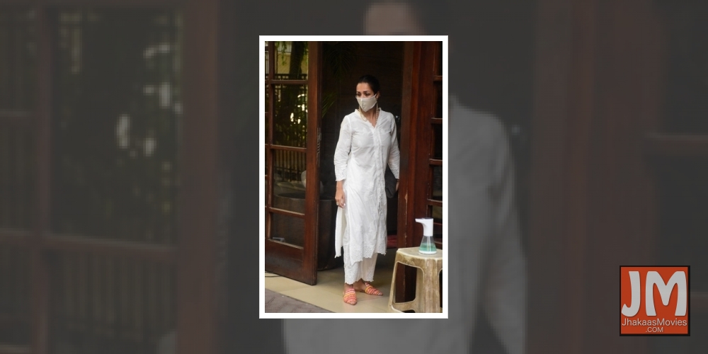 Mumbai: Malaika Arora spotted at her house in Bandra On Tuesday 06th April, 2021.