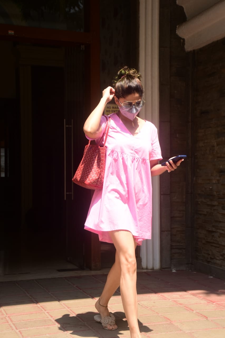 Mumbai: Shamita Shetty Spotted at Clinic In Bandra On Monday, 03 may, 2021. (Photo: Sanjay Tiwari)