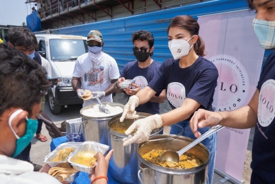 Jacqueline Fernandez helps feed people, interacts with Covid warriors