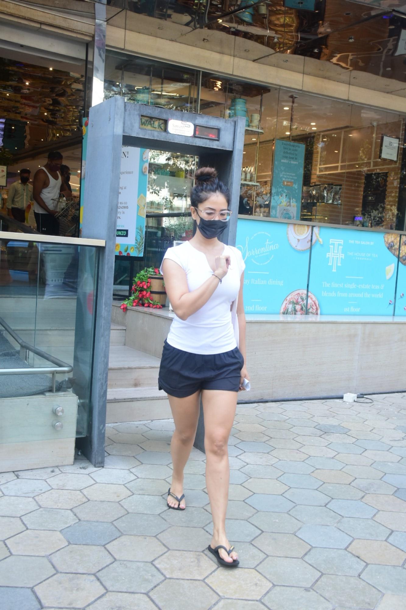 Kim Sharma Spotted Outside Food Hall At Santacruz on 08 May,2021.(Photo: Sanjay Tiwari/IANS)