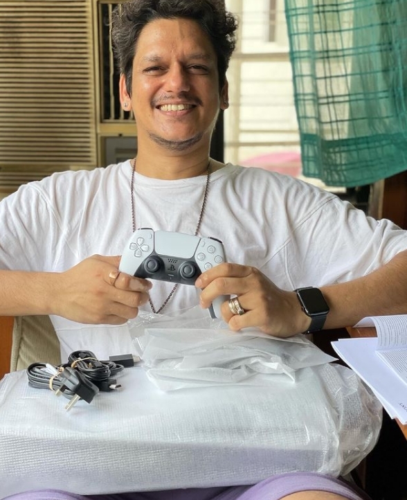 Vijay Varma shares a glimpse of his 'new wife'.(photo:Instagram)