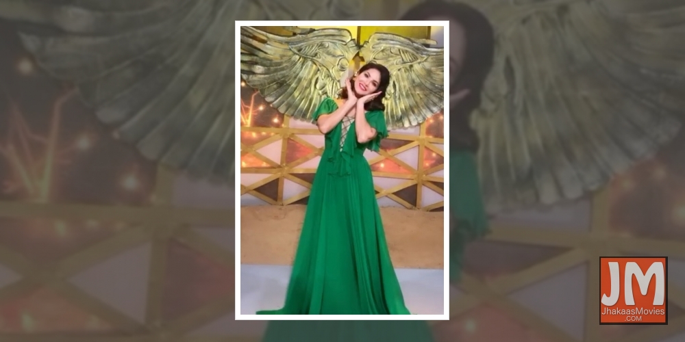 Sunny Leone is in the mood to play peekaboo.