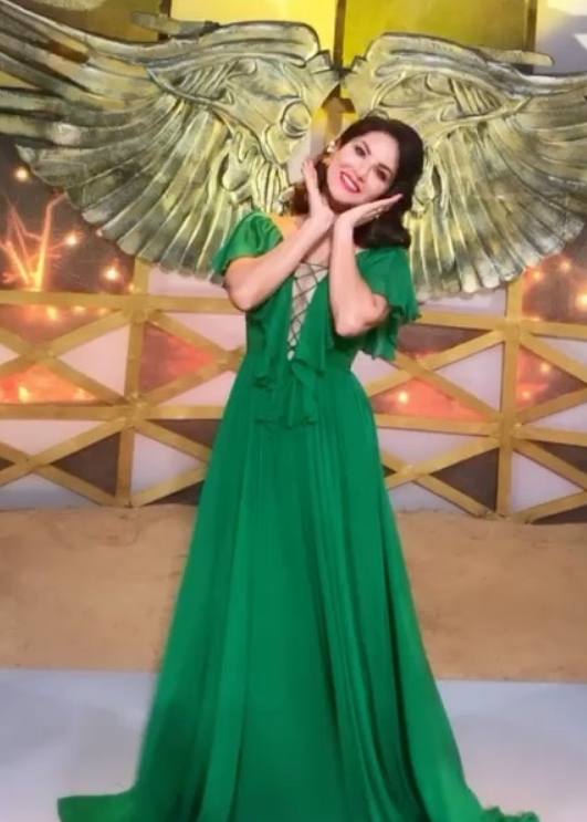 Sunny Leone is in the mood to play peekaboo.(photo:Instagram)