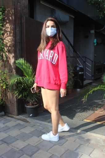 Mumbai: Jasmin Bhasin spotted at Starbucks Juhu On Monday, 24 May, 2021. (Photo: Sanjay Tiwari)