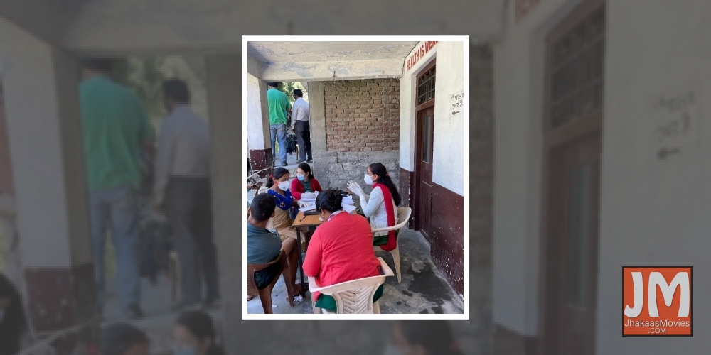 Tahir Raj Bhasin posts pic getting first jab for Covid-19