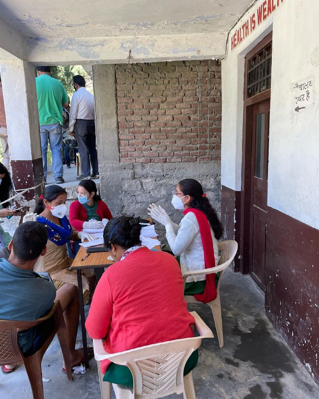 Tahir Raj Bhasin posts pic getting first jab for Covid-19