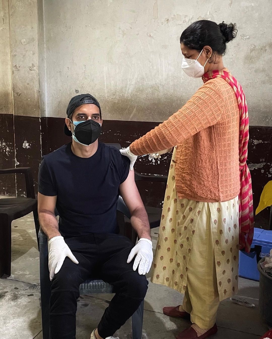 Tahir Raj Bhasin posts pic getting first jab for Covid-19