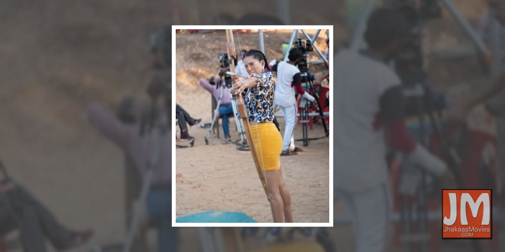 Sunny Leone takes aim for the heart in new post.