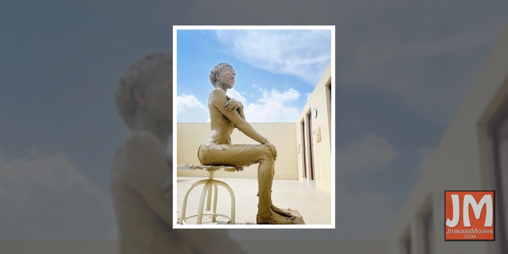 Urvashi Rautela takes mud bath, shares photo