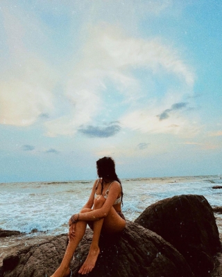 Janhvi Kapoor makes a splash with bikini pictures.(photo:instagram)