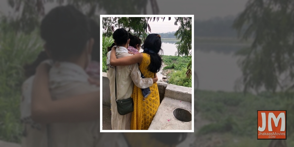 Mallika Dua pens note for mother after immersing her ashes.