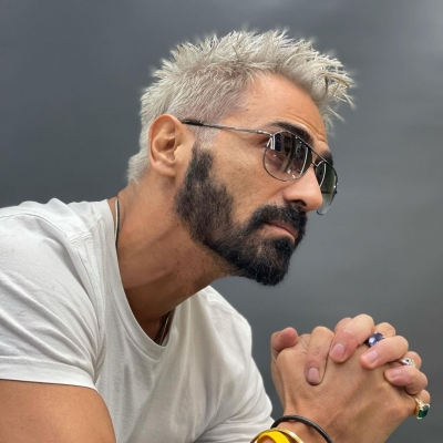 Arjun Rampal flaunts platinum blonde hair.(photo:Instagram)