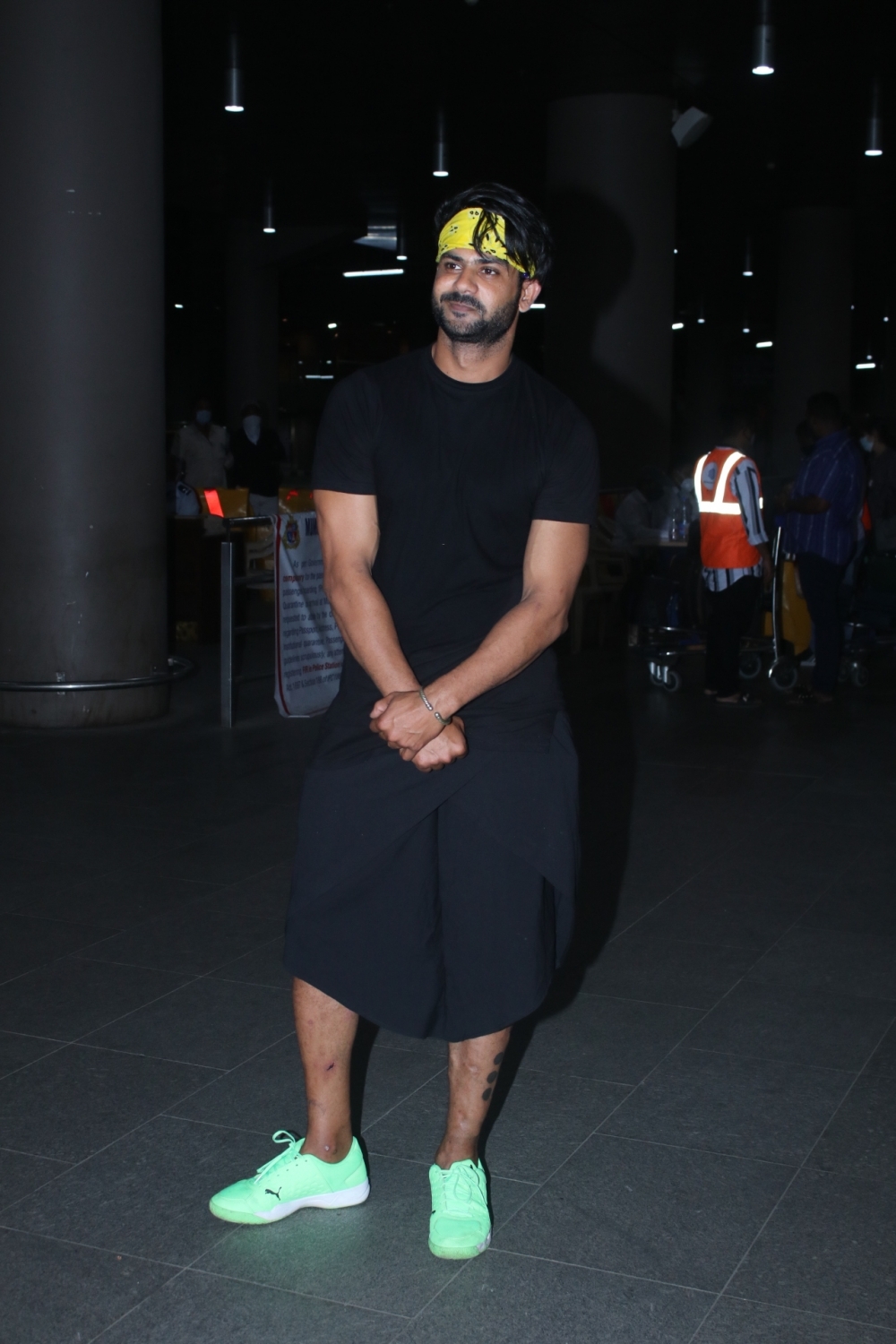 Mumbai: Arjun Bijlani, Shweta tiwari, Rahul Vaidya, Varun Sood and Vishal Spotted at Airport Arrival on Tuesday June 22, 2021.(Photo: Sanjay Tiwari/IANS)