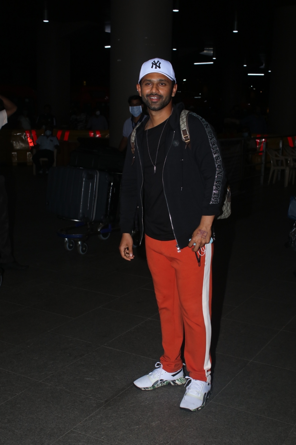 Mumbai: Arjun Bijlani, Shweta tiwari, Rahul Vaidya, Varun Sood and Vishal Spotted at Airport Arrival on Tuesday June 22, 2021.(Photo: Sanjay Tiwari/IANS)