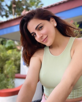 Shraddha Arya relaxes with Rishi Kapoor songs after a long day