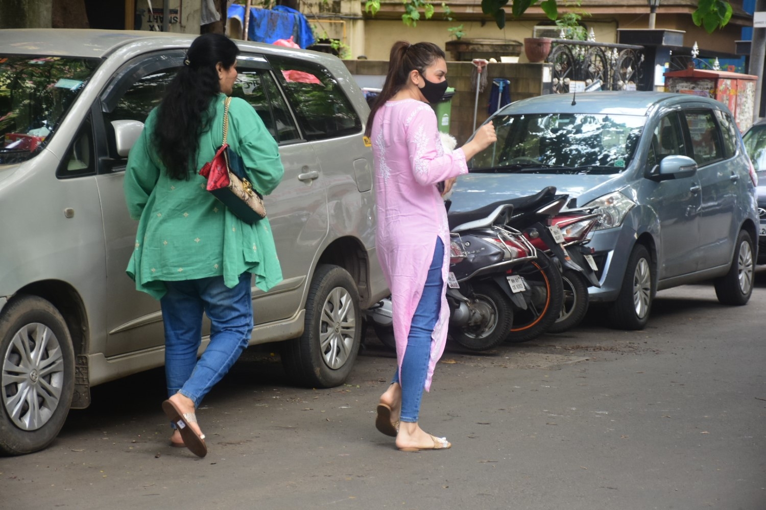 Mumbai: Hansika Motwani Spotted at Pet Clinic In Bandra on Tuesday June 29, 2021.(Photo: Sanjay Tiwari/IANS)