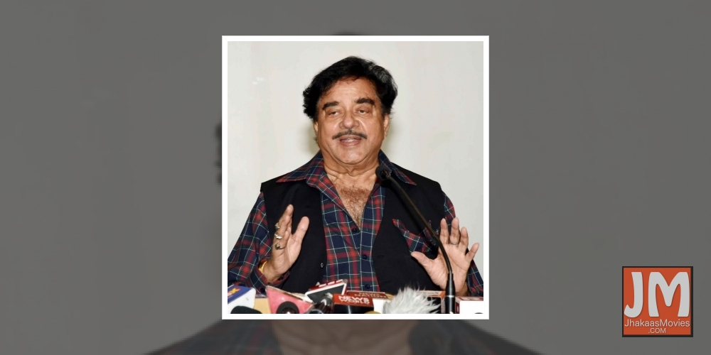 Patna: Congress' Lok Sabha candidate from Patna Sahib Shatrughan Sinha addresses a press conference in Patna on May 23, 2019.