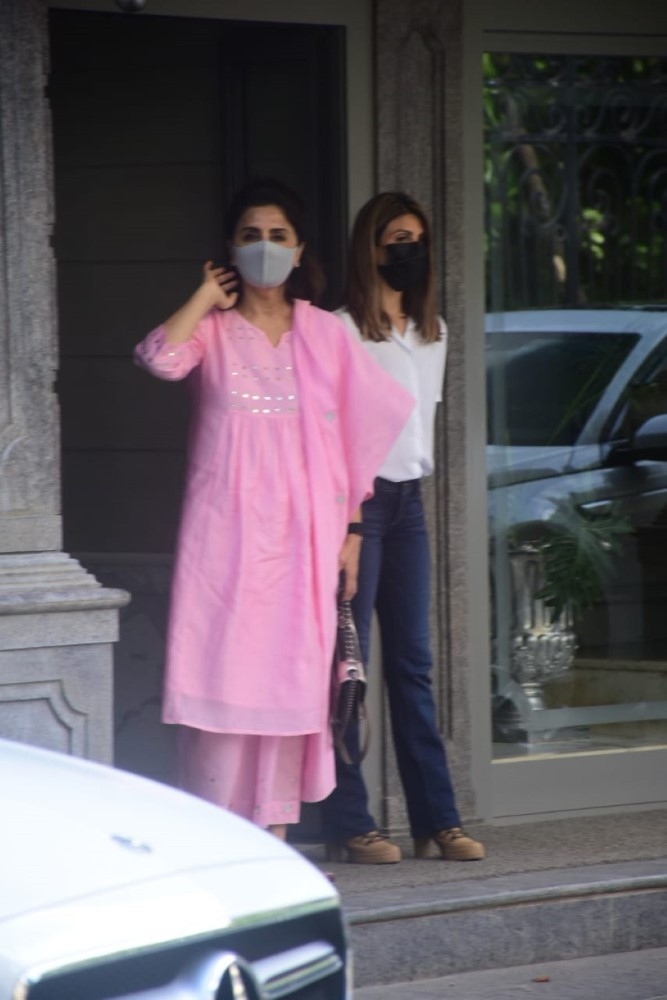 Mumbai: Kapoor Family at Randhir Kapoor's Home In Bandra on Saturday July 03, 2021.(Photo: Sanjay Tiwari/IANS)