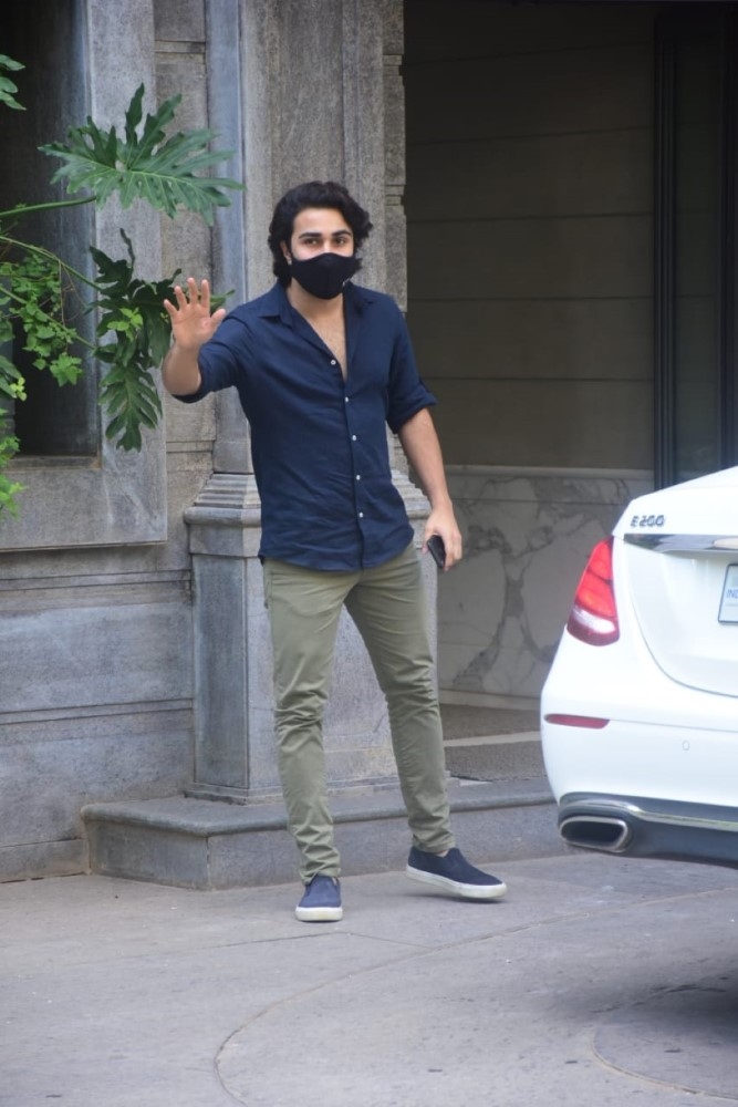 Mumbai: Kapoor Family at Randhir Kapoor's Home In Bandra on Saturday July 03, 2021.(Photo: Sanjay Tiwari/IANS)