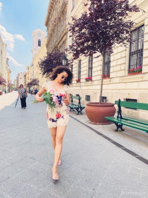 Kangana Ranaut treats her fans with breezy floral pictures from Budapest
