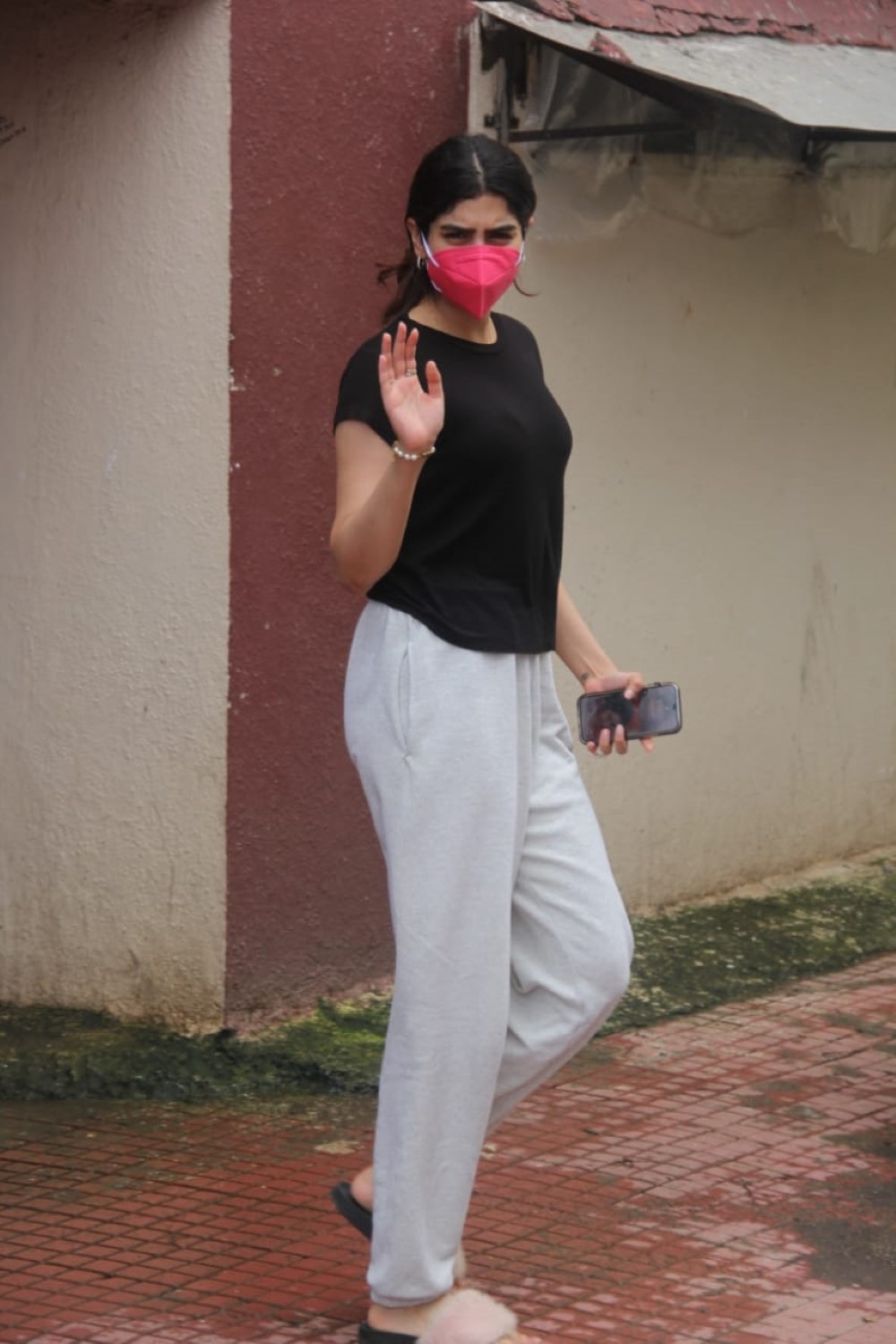 Mumbai: Khushi Kapoor Spotted at Bandra on Wednesday July 14, 2021.(Photo: Sanjay Tiwari/IANS)