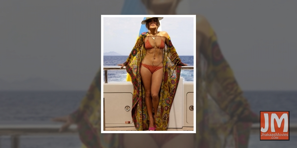 JLo, Ben Affleck make relationship official,seal it with a kiss.