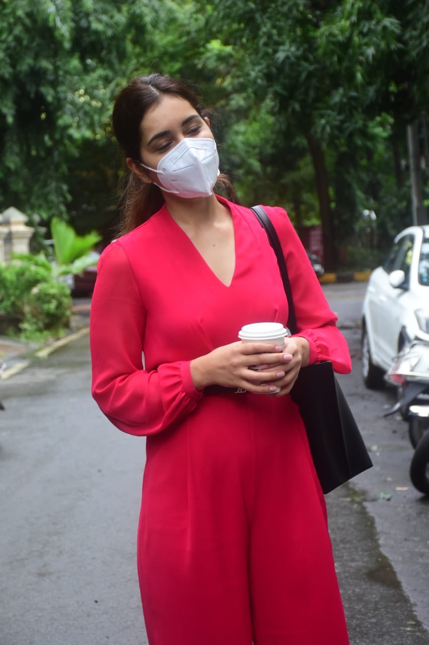 Mumbai: Rashi Khanna Spotted at Salon in Bandra on Thursday July 22, 2021.(Photo: Sanjay Tiwari/IANS)