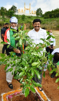 Amitabh Bacchan takes part in Green India Challenge.