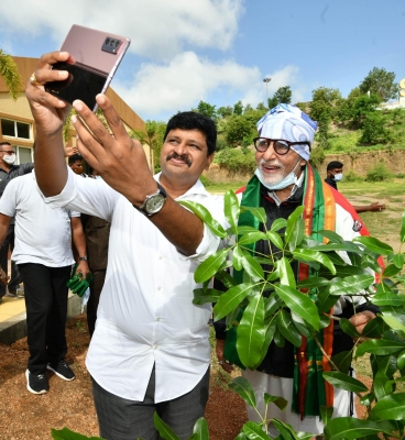 Amitabh Bacchan takes part in Green India Challenge.