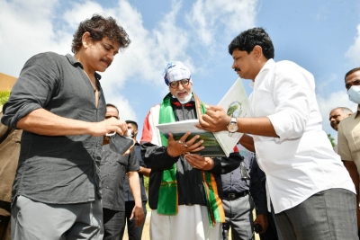 Amitabh Bacchan takes part in Green India Challenge.