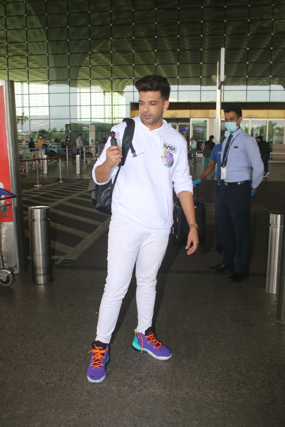 Mumbai: Karan Kundra Spotted At Airport Departure  on friday July 30, 2021.(Photo: Sanjay Tiwari/IANS)