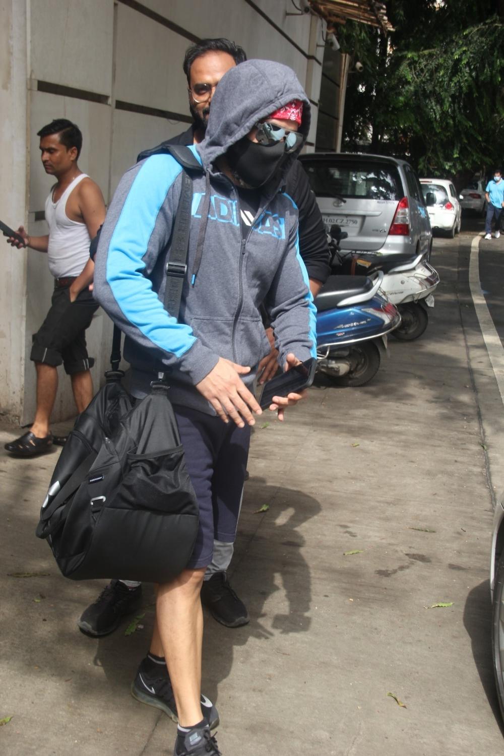 Mumbai: Emraan Hashmi Spotted at Bandra on Wednesday August 04, 2021.(Photo: Sanjay Tiwari/IANS)