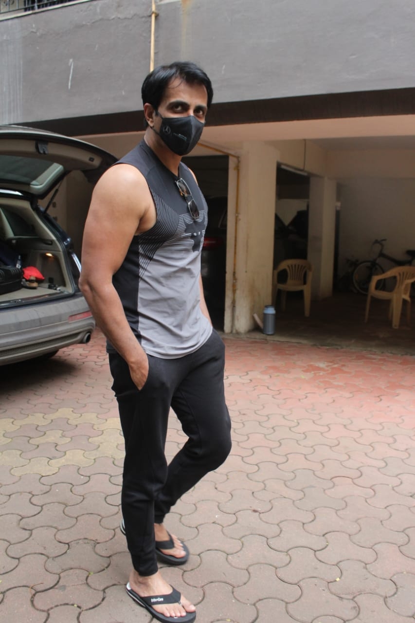 Mumbai: Sonu Sood Spotted At Andheri on Thursday August 05, 2021.(Photo: Sanjay Tiwari/IANS)
