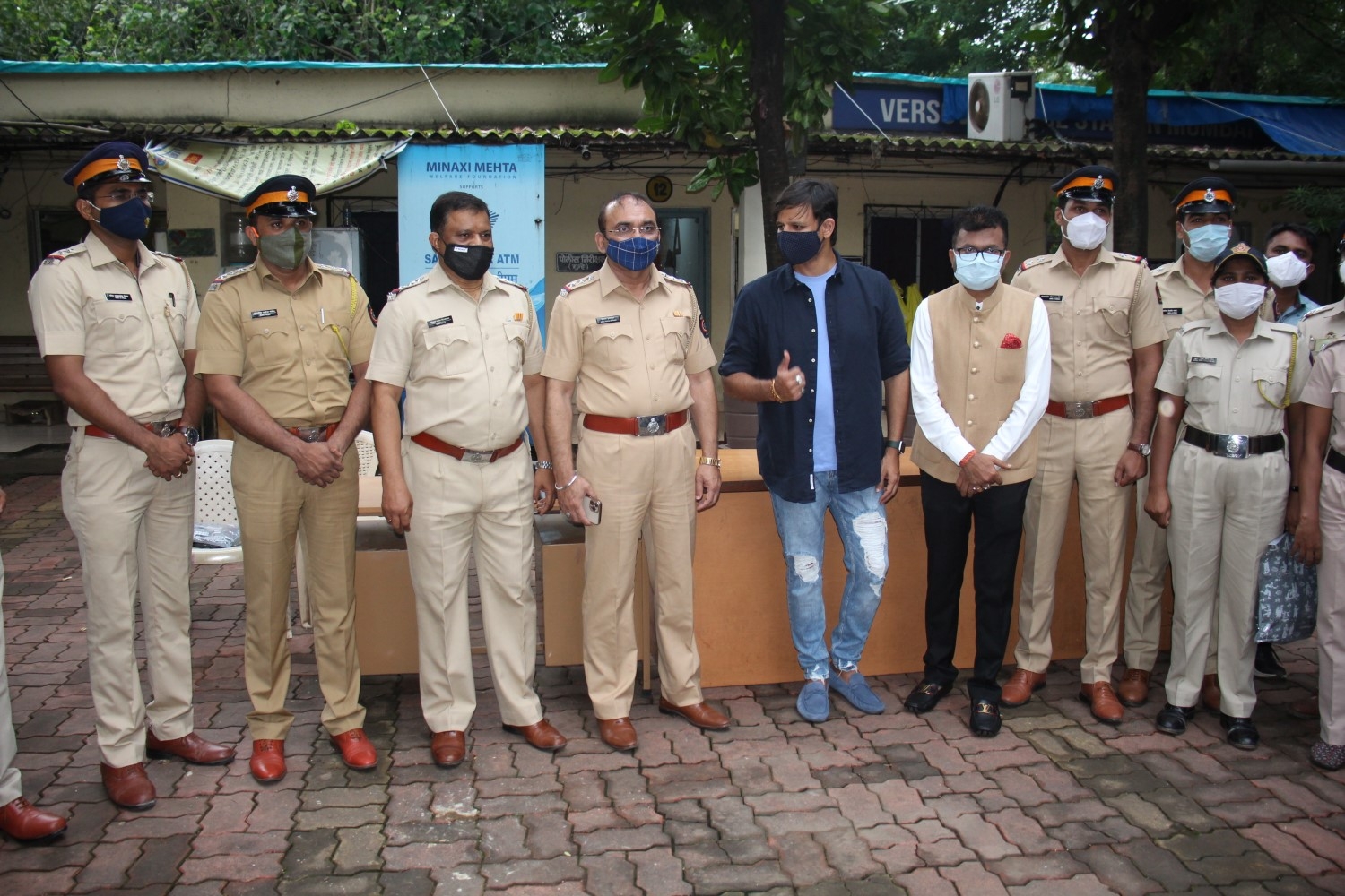 Mumbai: Dr. Aneel Kashi Murarka, Vivek Oberoi, Anusha S Iyer & Siraj Inamdar Distribute Raincoats To Cops in Mumbai  on Thursday August 05, 2021.(Photo: Sanjay Tiwari/IANS)