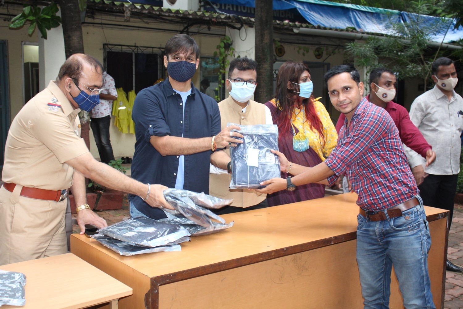 Mumbai: Dr. Aneel Kashi Murarka, Vivek Oberoi, Anusha S Iyer & Siraj Inamdar Distribute Raincoats To Cops in Mumbai  on Thursday August 05, 2021.(Photo: Sanjay Tiwari/IANS)