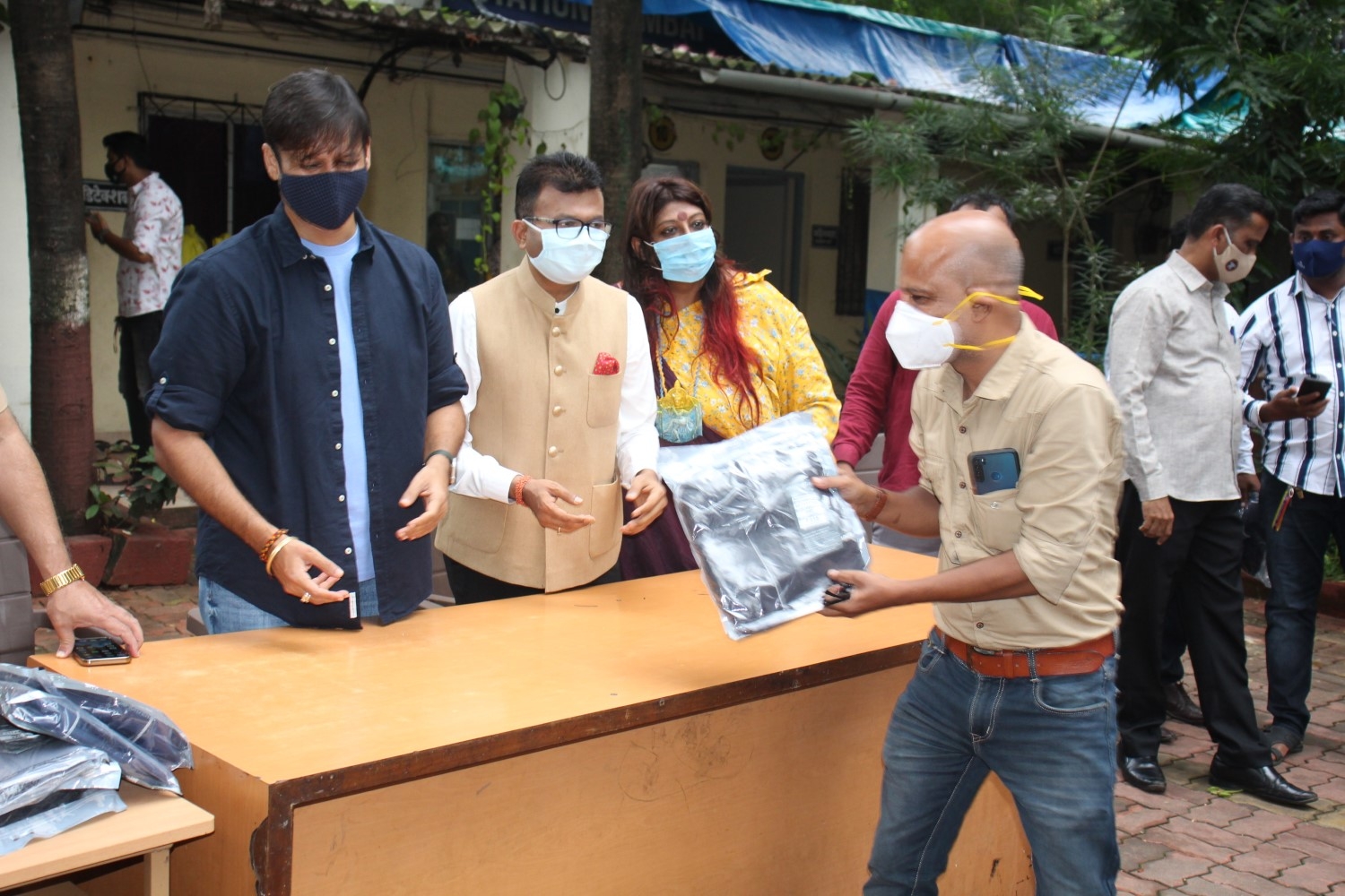 Mumbai: Dr. Aneel Kashi Murarka, Vivek Oberoi, Anusha S Iyer & Siraj Inamdar Distribute Raincoats To Cops in Mumbai  on Thursday August 05, 2021.(Photo: Sanjay Tiwari/IANS)