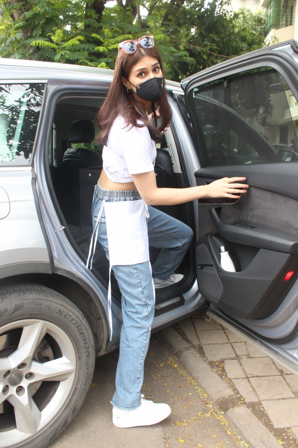 Mumbai: Kriti Sanon Snapped at KromaKay Salon Juhu on Sunday August 08, 2021.(Photo: Sanjay Tiwari/IANS)