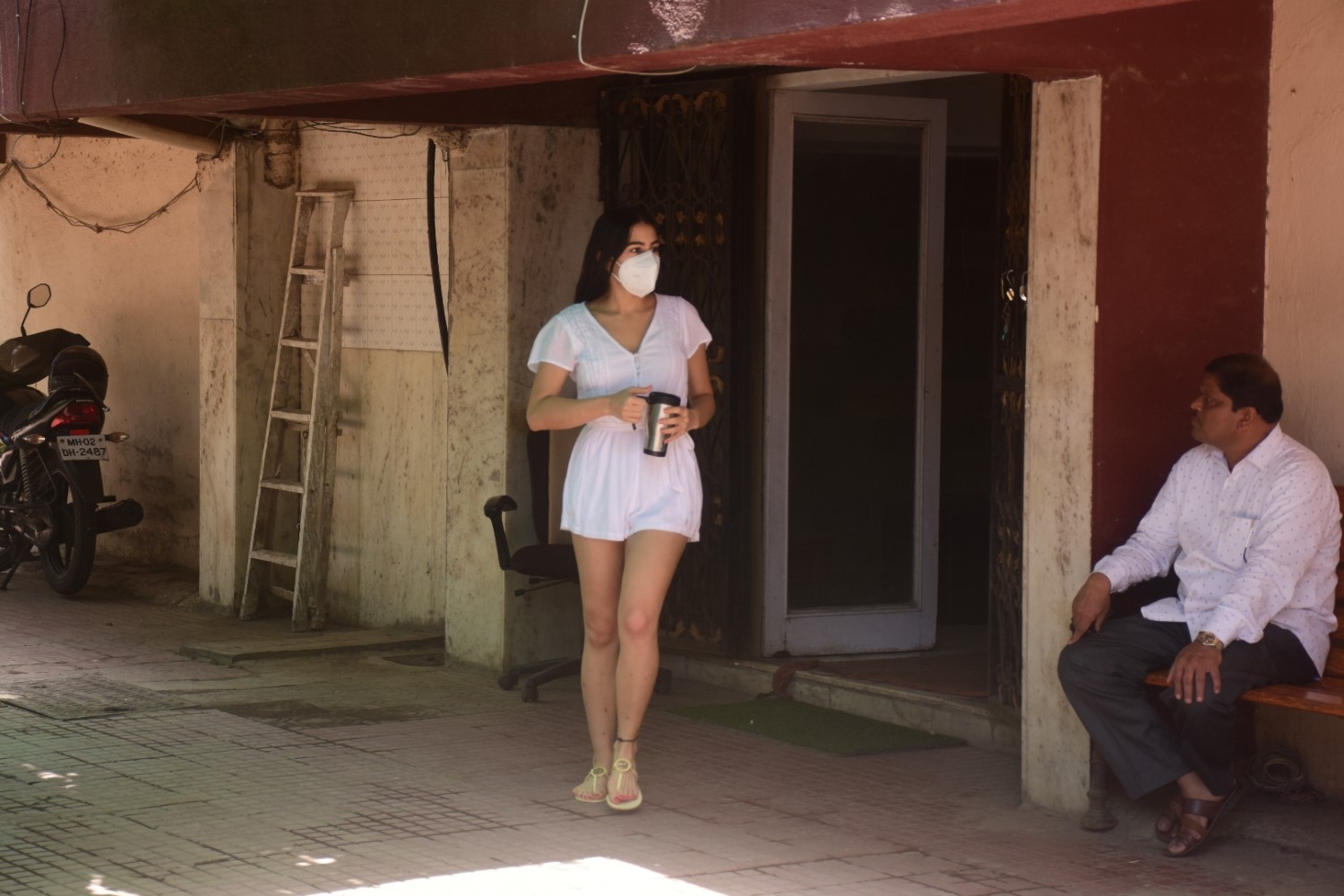 Mumbai: Pooja Hegde and Sara Ali Khan Spotted Gym In Bandra on Monday August 09, 2021.(Photo: Sanjay Tiwari/IANS)