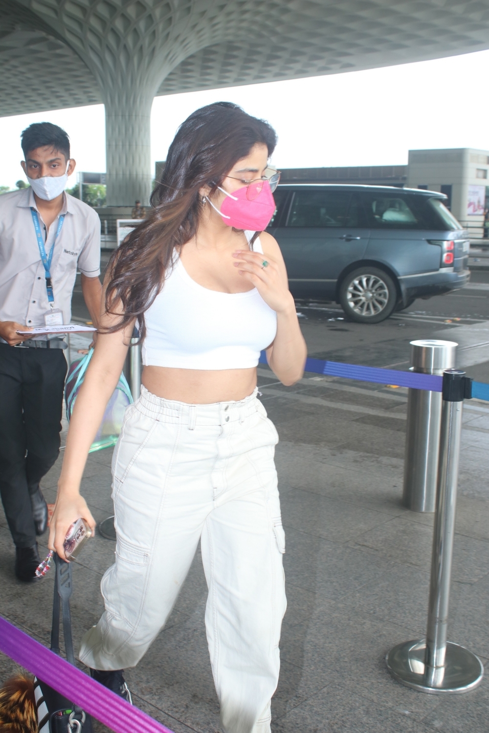 Mumbai: Jhanvi kapoor spotted at airport departure on Thursday, August 12, 2021.(Photo: Sanjay Tiwari/IANS)
