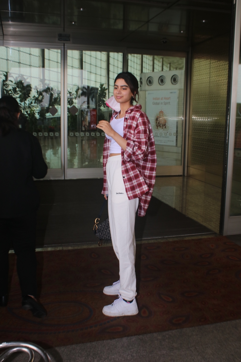 Mumbai: Khushi kapoor spotted at airport departure on Thursday, August 12, 2021.(Photo: Sanjay Tiwari/IANS)