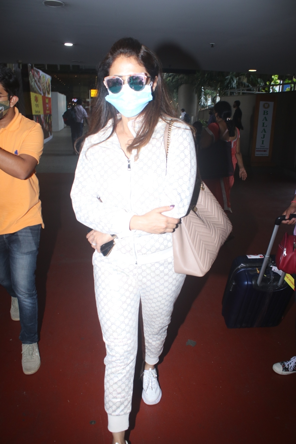 Mumbai: Urmila Matondkar spotted at airport arrival on Saturday, August 14, 2021.(Photo: Sanjay Tiwari/IANS)