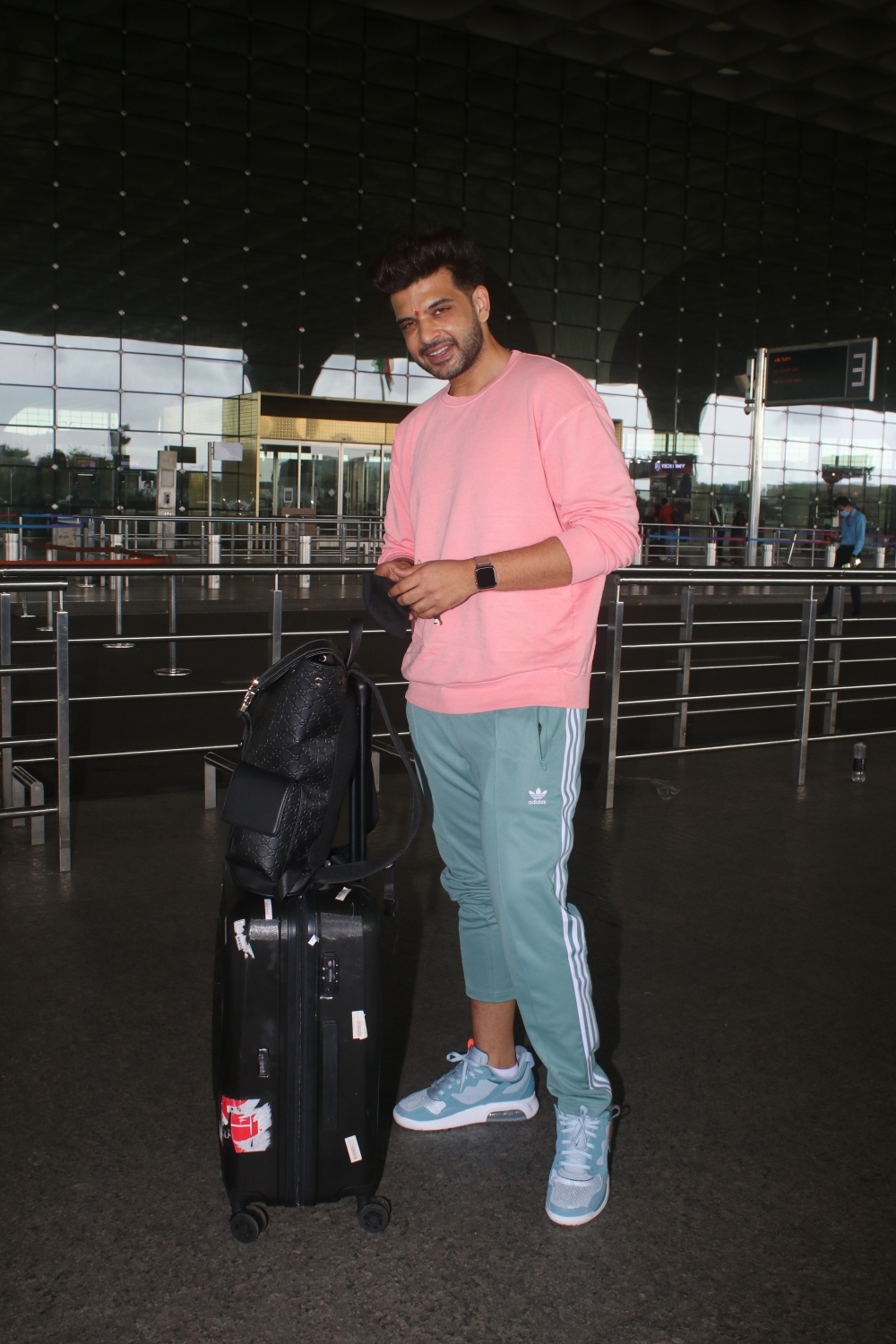 Mumbai: Karan Kundra spotted at airport departure on Sunday, August 22, 2021.(Photo: Sanjay Tiwari/IANS)