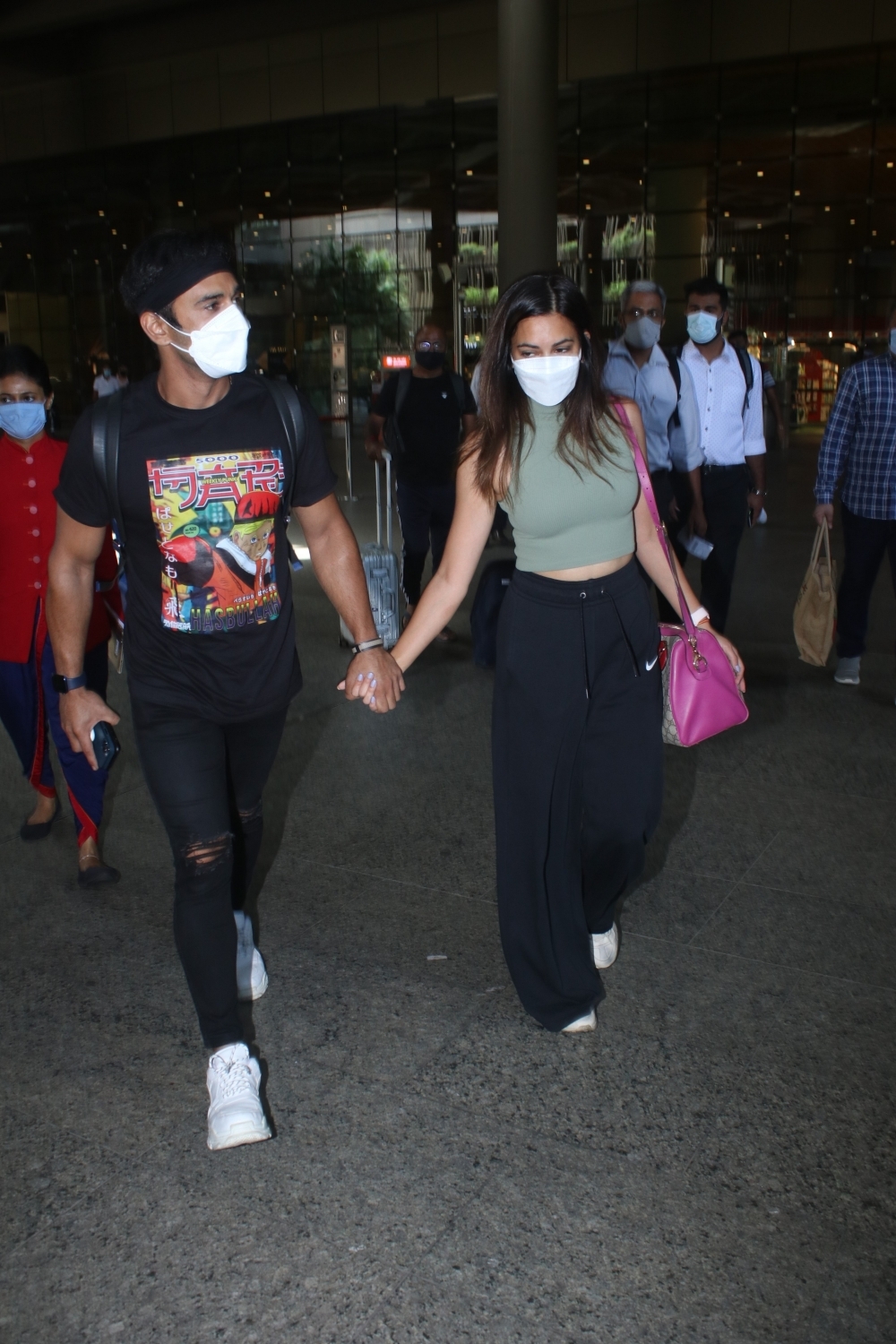 Mumbai: Kriti kharbanda and pulkit samrat spotted at airport Arrival on Tuesday, August 24, 2021.(Photo: Sanjay Tiwari/IANS)