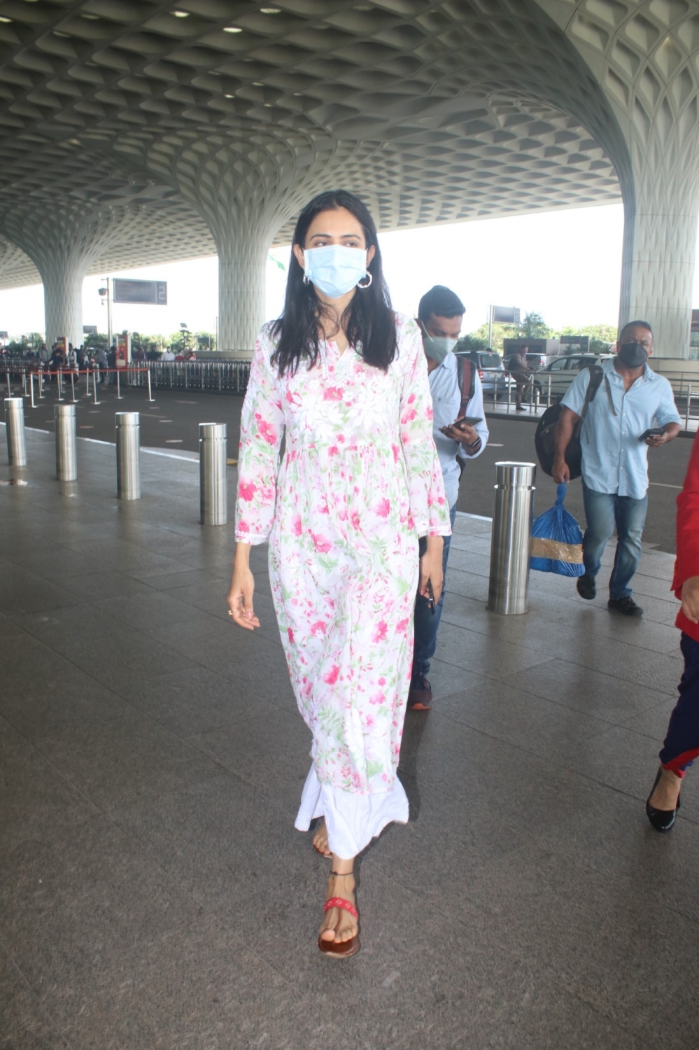 Mumbai: Rakul Preet Singh Spotted at Airport Departure on Wednesday, August 25, 2021.(Photo: Sanjay Tiwari/IANS)